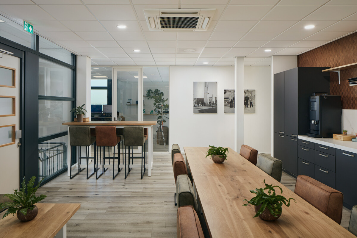 kantine met lange tafel