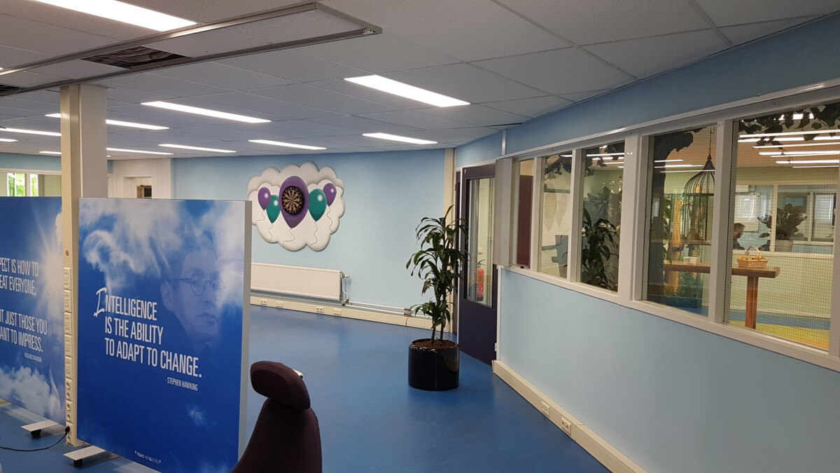 ruimte bekleed met kantoorwanden en kunstplanten