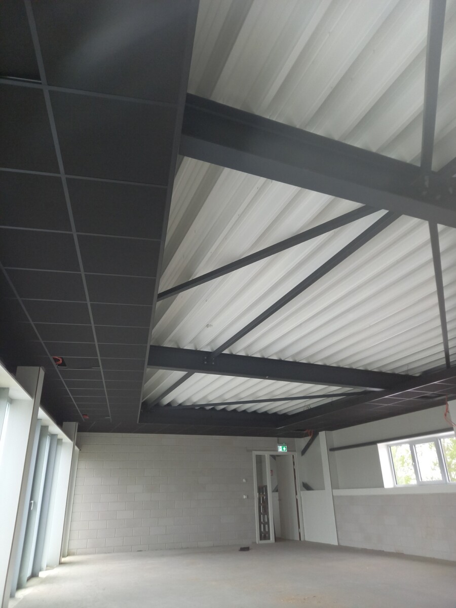 ruimte met zwarte plafondpanelen