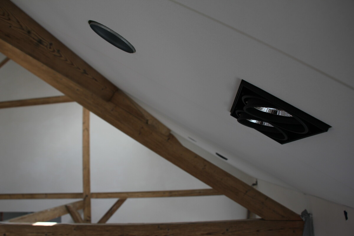 akoestische plafond met spotlights+D160