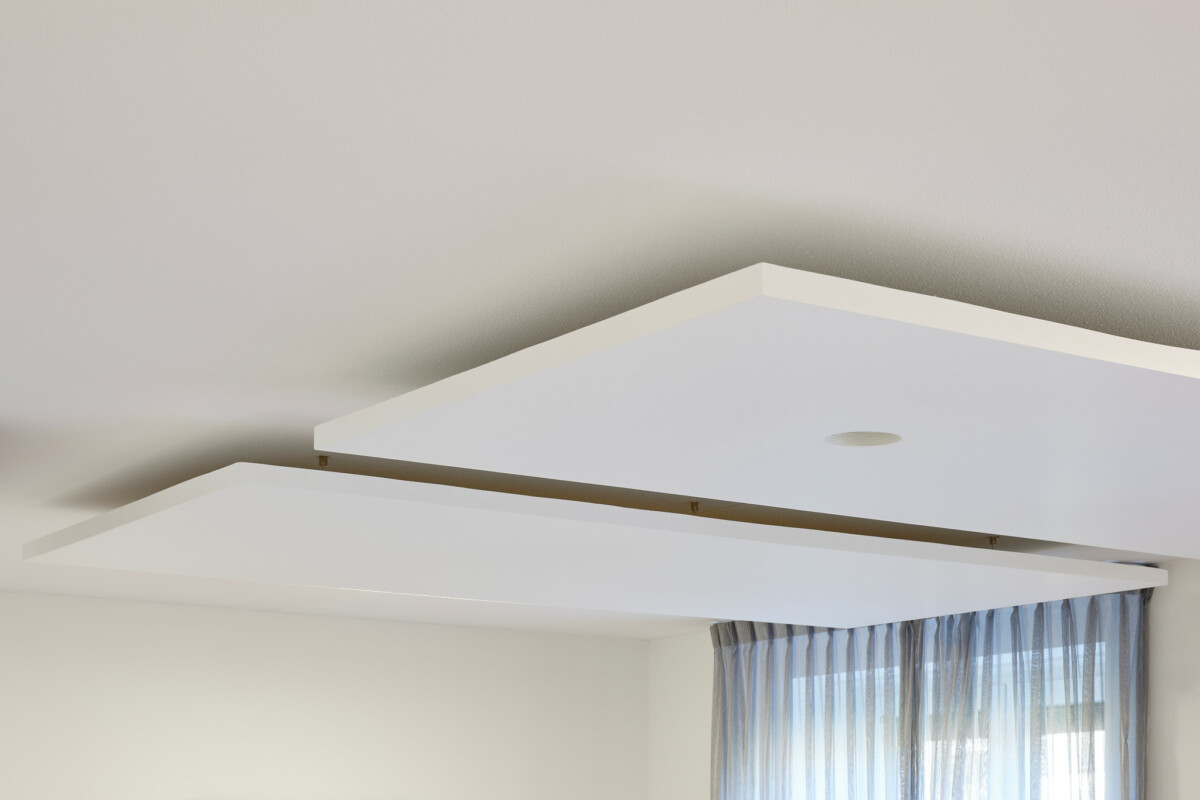 wit plafond met plafondelementen